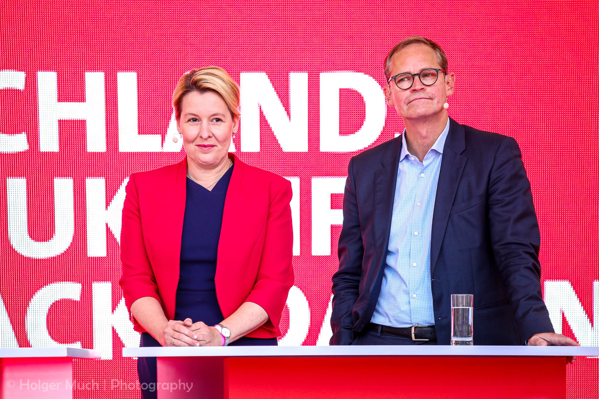 Rückblende 2021: Anstehender Machtwechsel in Berlin: Franziska Giffey mit Michael Müller - Wahlkampfkundgebung mit Olaf Scholz in Berlin, Bebelplatz